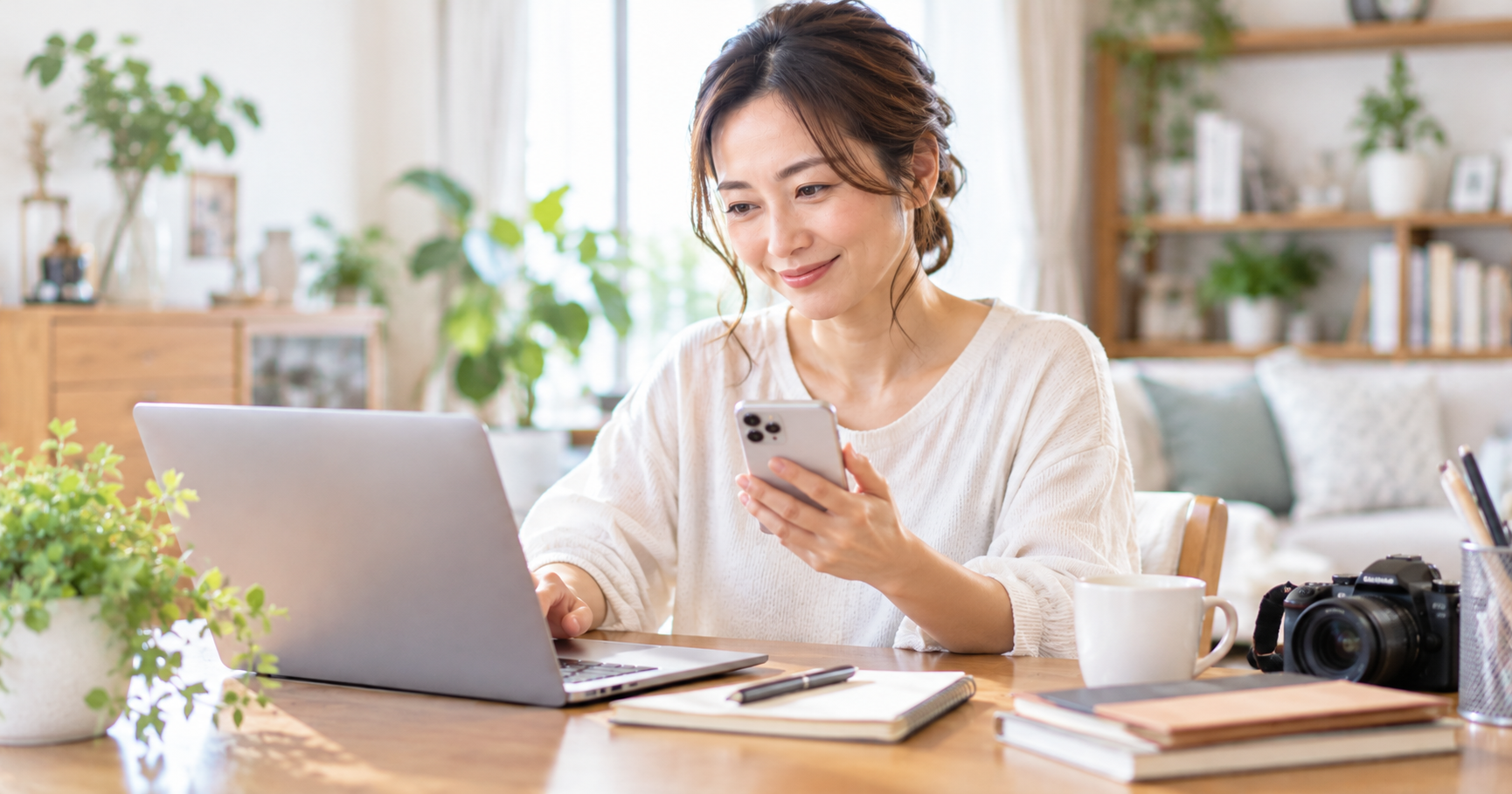 在宅ワークを調べる女性